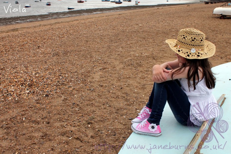 converse-style-crochet-flower-tutorial viola. crochet flower pattern